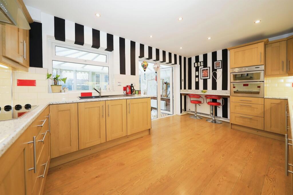 3 bedroom semidetached house for sale in Woodlands Drive, Coven