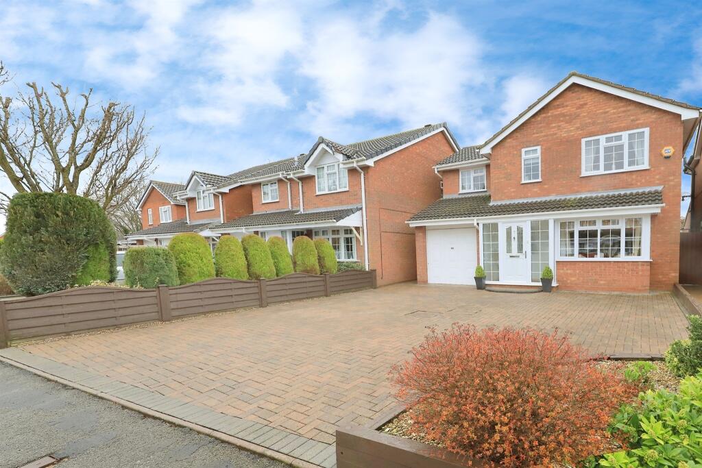 4 bedroom detached house for sale in Teasel Grove, Featherstone