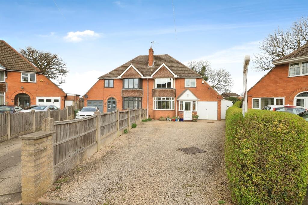 3 bedroom semidetached house for sale in Fern Leys, Finchfield