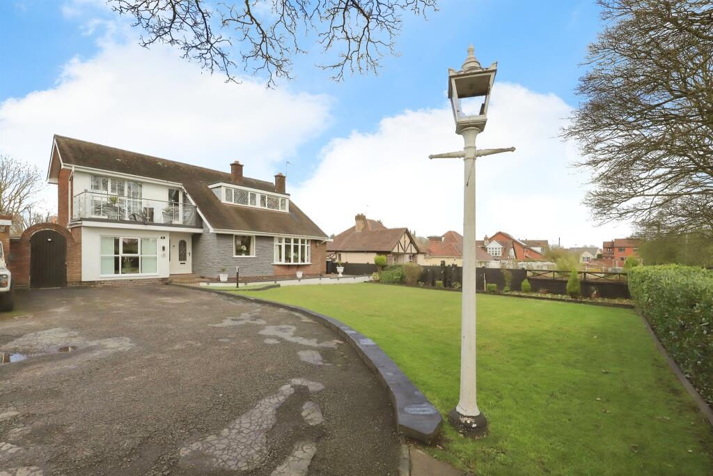 4 bedroom detached house for sale in The Paddock, Coseley, Bilston, WV14