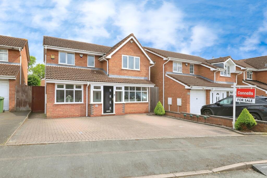 4 bedroom detached house for sale in Thistledown Drive, Featherstone