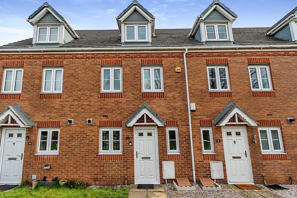 3 bedroom town house for sale in Richard Wattis Drive, WEDNESBURY, WS10
