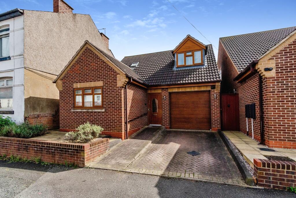 3 bedroom detached house for sale in Vicarage Road, Wednesbury, WS10