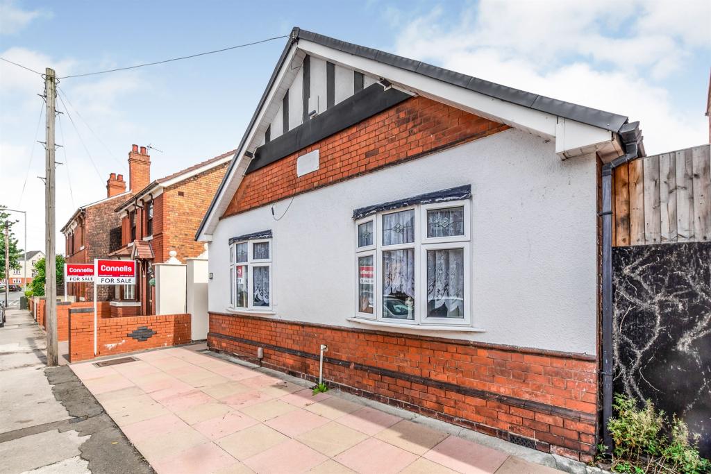 2 bedroom detached bungalow for sale in Willenhall Street, Wednesbury, WS10