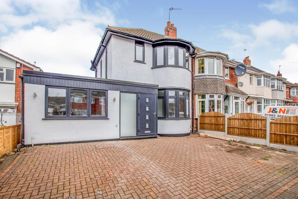 3 bedroom semidetached house for sale in Mounts Road, Wednesbury, WS10