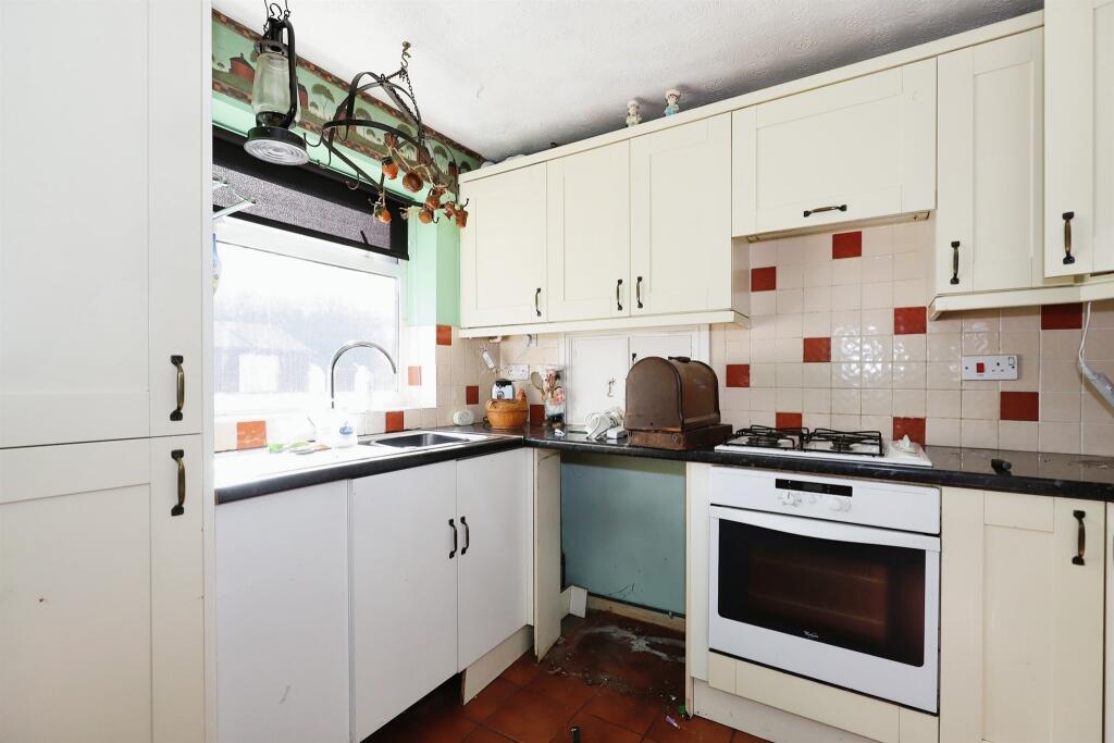 3 bedroom semidetached house for sale in Dowles Road, Kidderminster, DY11