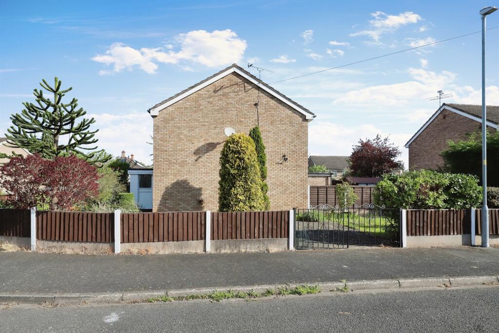 3 bedroom semidetached house for sale in Dowles Road, Kidderminster, DY11