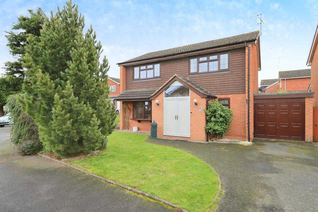 4 bedroom detached house for sale in Parkfield Close, Hartlebury