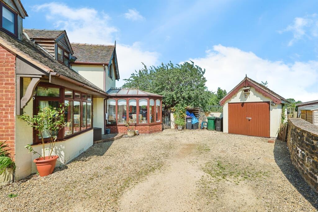3 bedroom detached house for sale in Mortimer Hill, Cleobury Mortimer