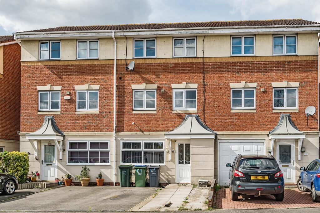 4 bedroom town house for sale in Macdonald Close, Tividale, Oldbury, B69