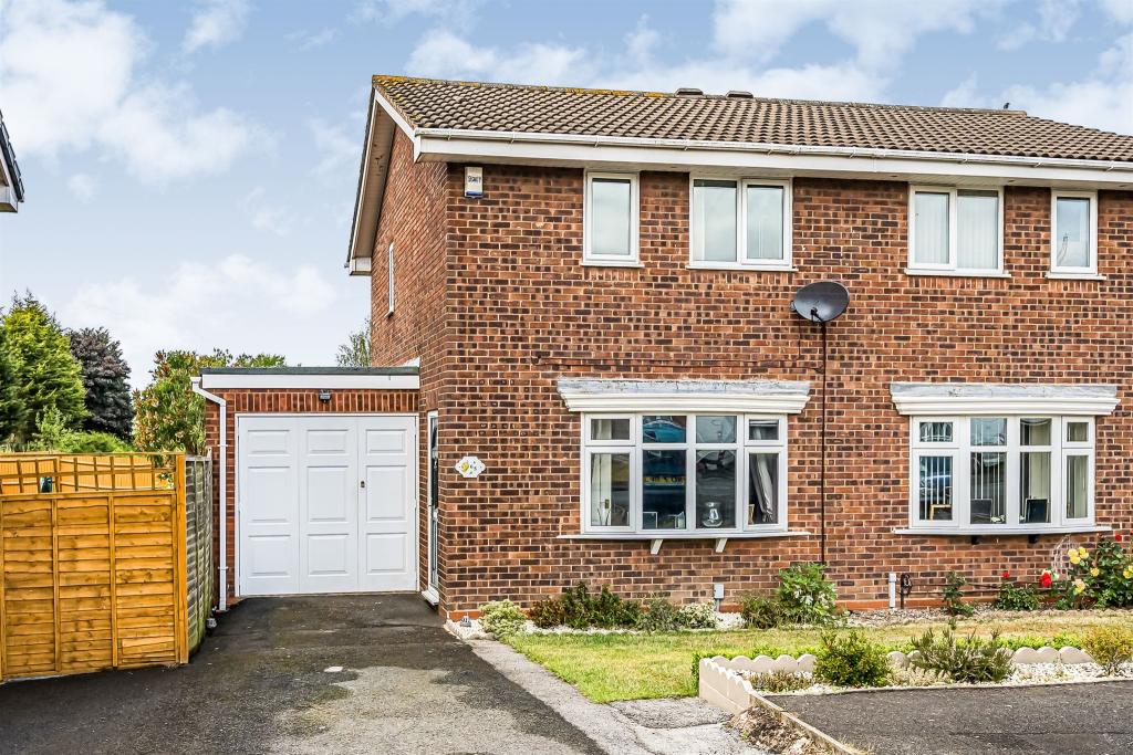 2 bedroom semidetached house for sale in Macdonald Close, Tividale