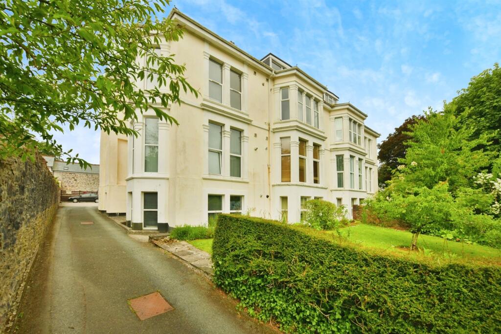 2 bedroom flat for sale in Mannamead Road, Plymouth, PL3