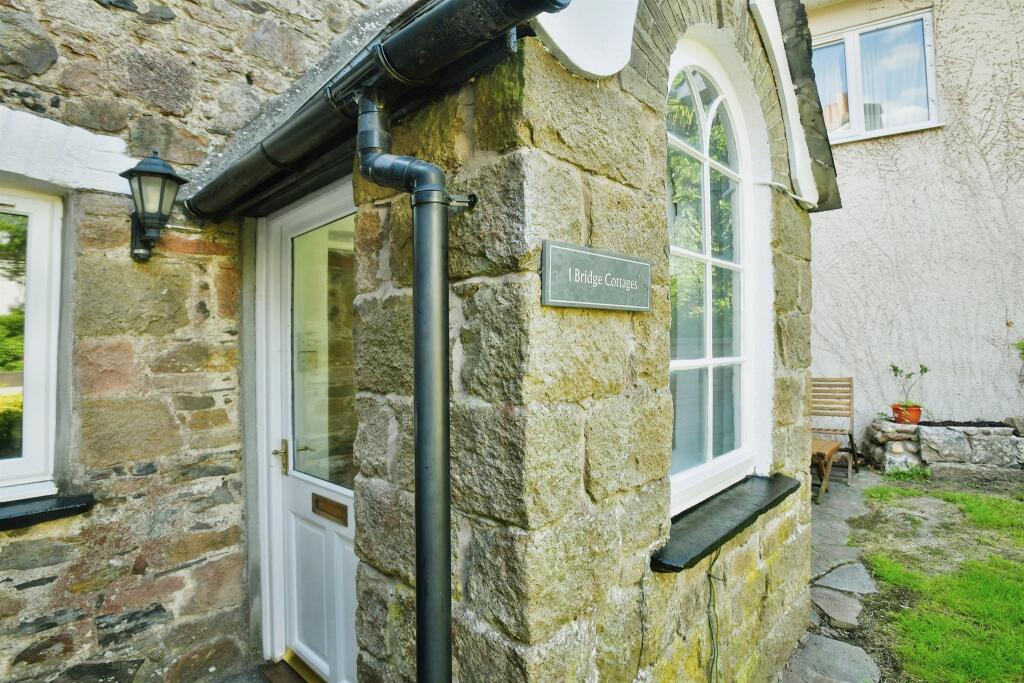 2 bedroom character property for sale in Bridge Cottages, Exeter Road, Ivybridge, PL21