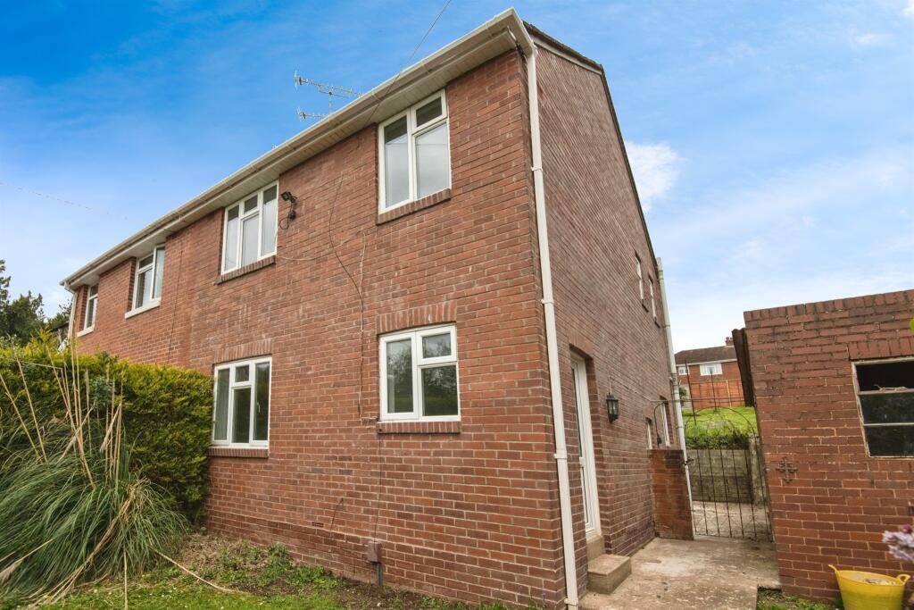 3 bedroom semidetached house for sale in Meadow Way, Exeter, EX2