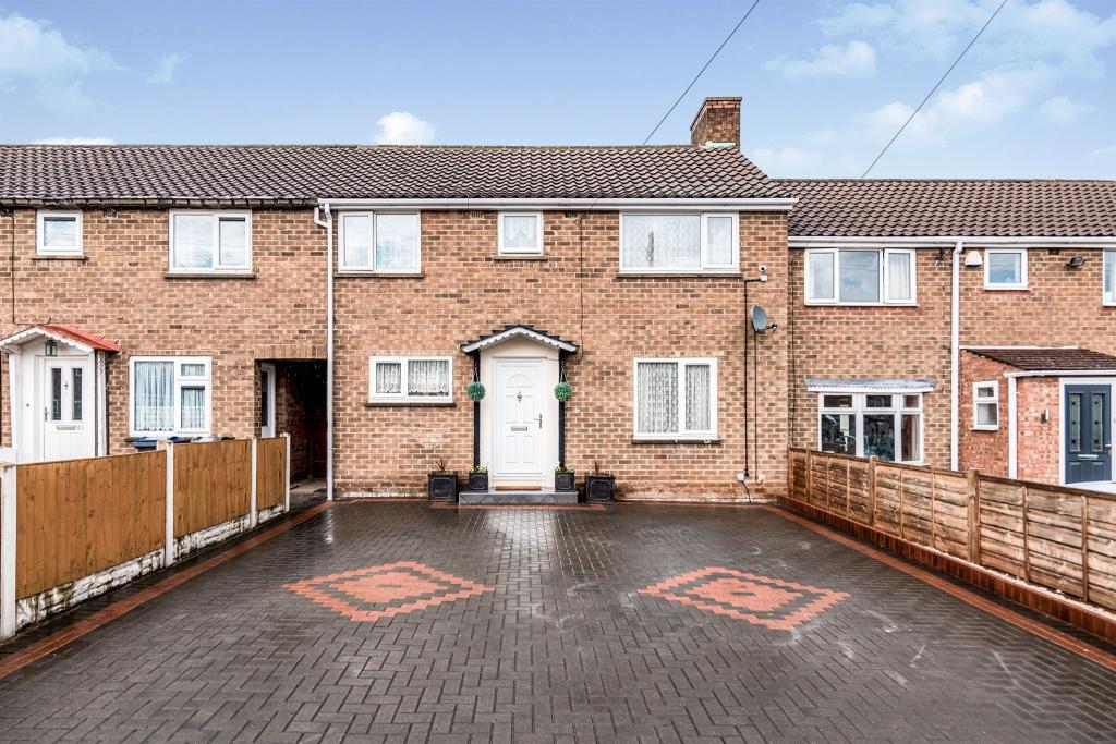 3 bedroom terraced house for sale in Falcon Lodge Crescent, SUTTON