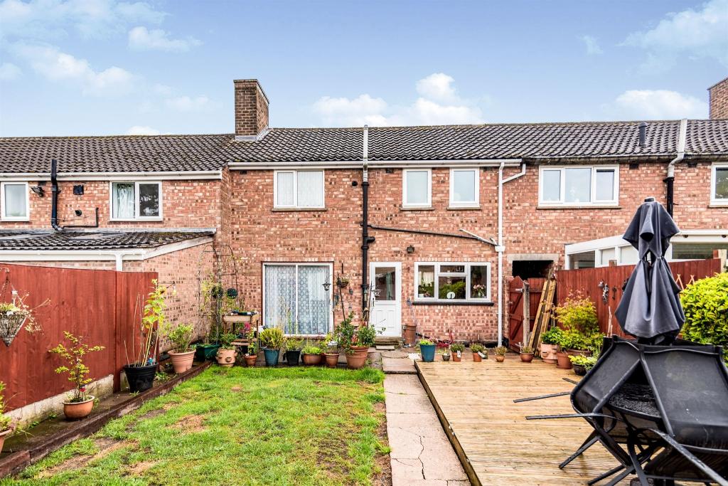 3 bedroom terraced house for sale in Falcon Lodge Crescent, SUTTON