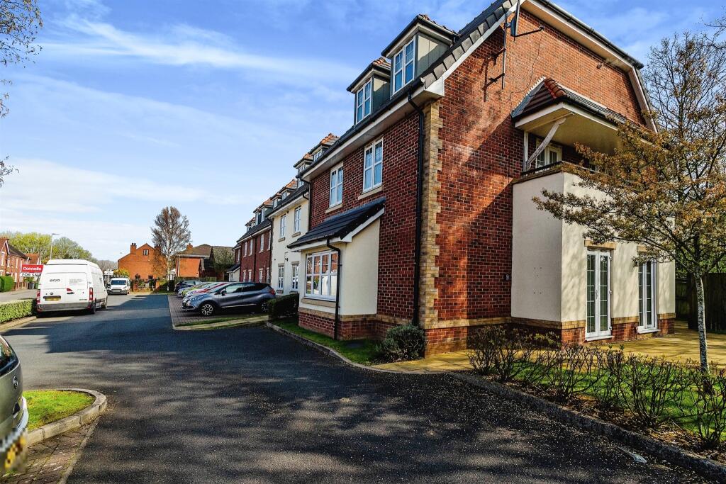 2 bedroom flat for sale in Coppice Road, Walsall Wood, Walsall, WS9