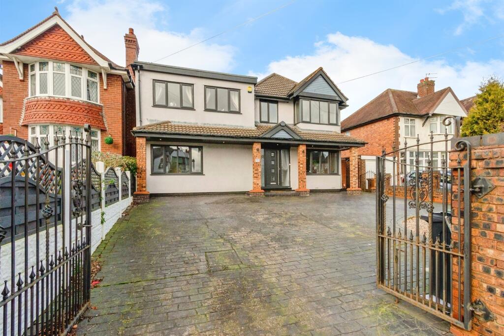 4 bedroom detached house for sale in Lichfield Road, Bloxwich, Walsall, WS3