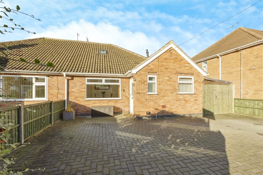 4 bedroom semidetached bungalow for sale in Willow Park Drive, Wigston