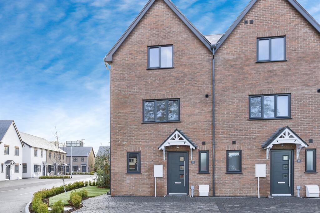 5 bedroom end of terrace house for sale in Willow Close, Thurmaston, Leicester, LE4