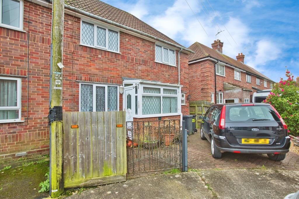 3 bedroom end of terrace house for sale in Westfield Grove, Yeovil, BA21