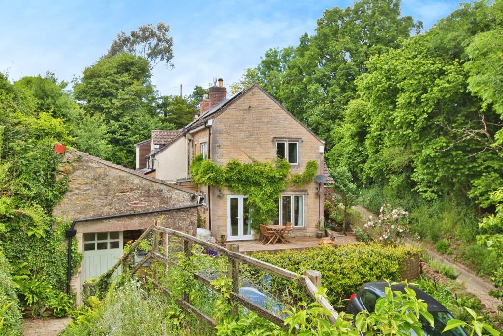 3 bedroom end of terrace house for sale in East Chinnock Hill, East