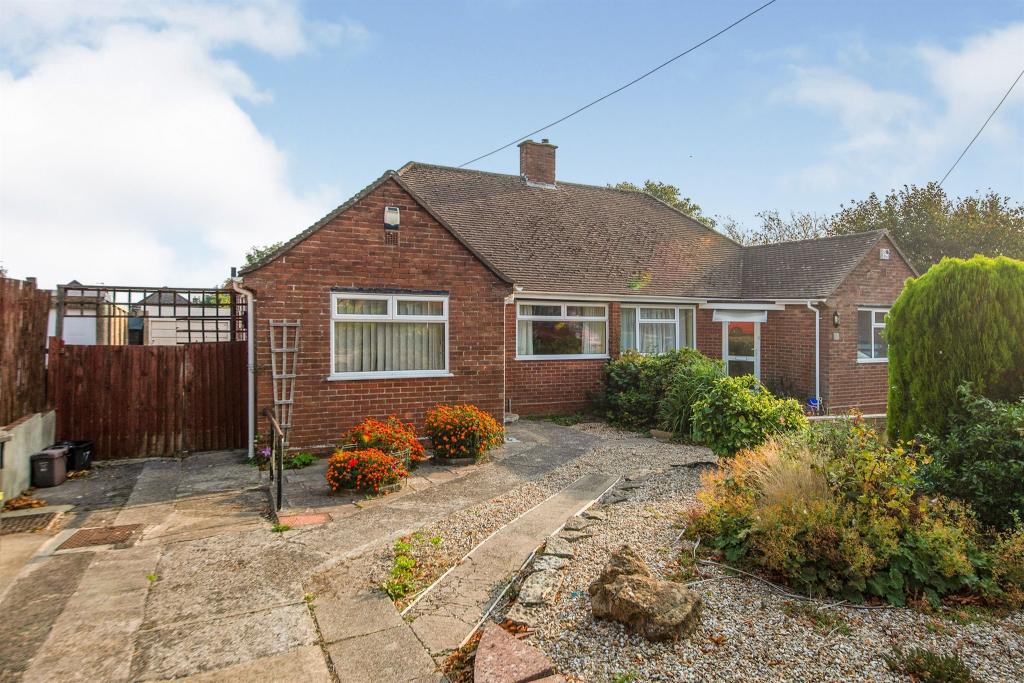 2 bedroom semidetached bungalow for sale in High Lea, Yeovil, BA21