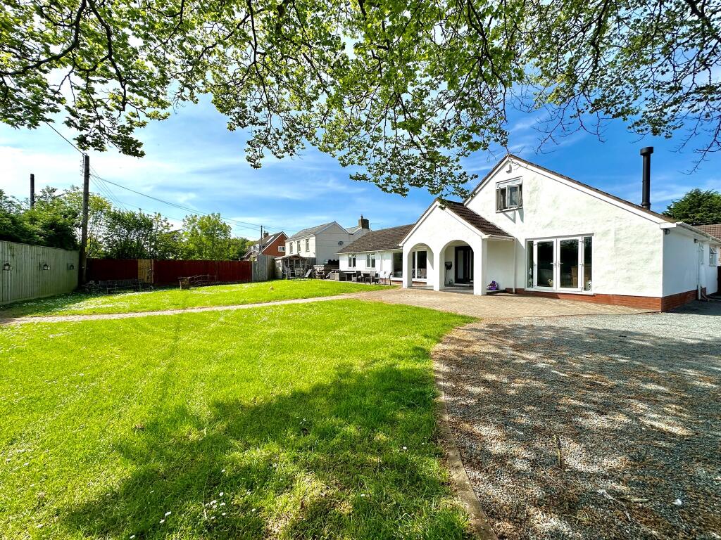 6 bedroom detached bungalow for sale in The Range, Henlade, Taunton, TA3