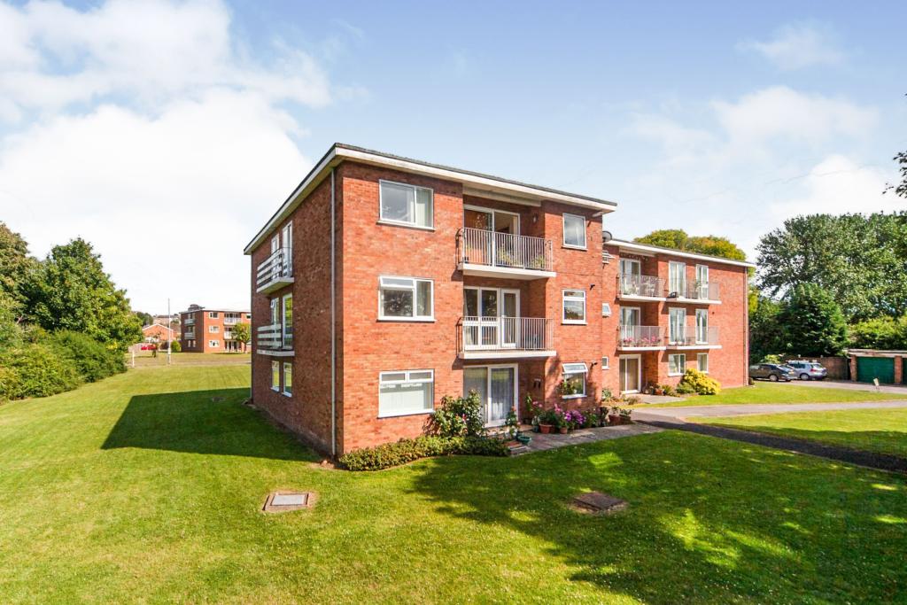 2 bedroom flat for sale in Burchs Close, Taunton, TA1