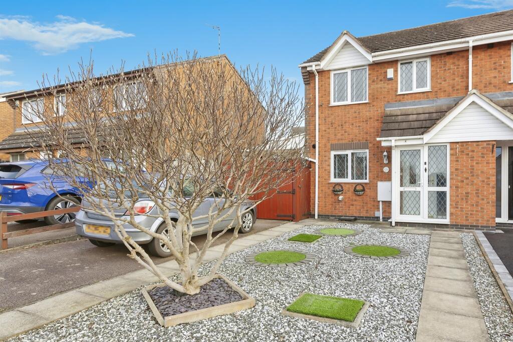3 bedroom semidetached house for sale in Florian Way, Hinckley, LE10