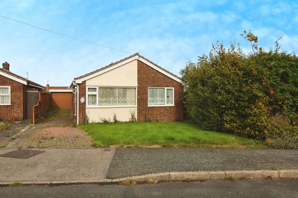 2 bedroom detached bungalow for sale in Gerrard Gardens, Market