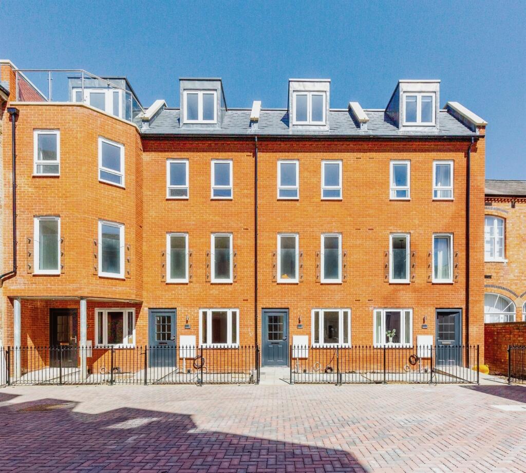 2 bedroom terraced house for sale in Derngate, Northampton, NN1