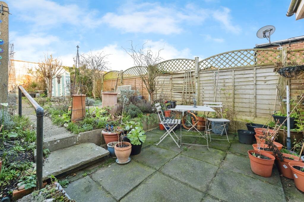 2 bedroom semidetached bungalow for sale in Knights Lane, Kingsthorpe