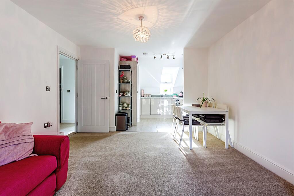 2 bedroom flat for sale in Station Road, RUSHDEN, NN10