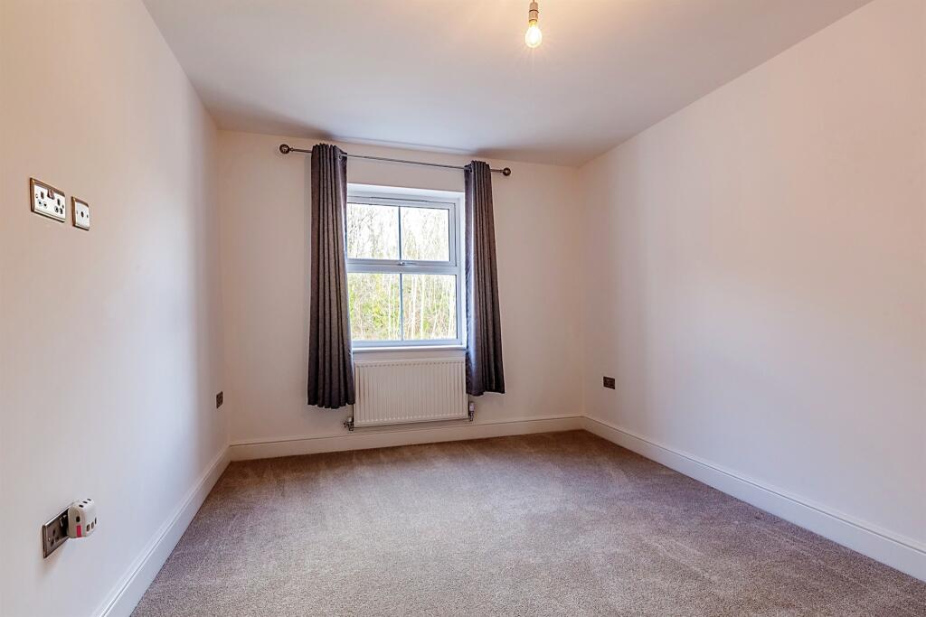 2 bedroom flat for sale in Station Road, RUSHDEN, NN10