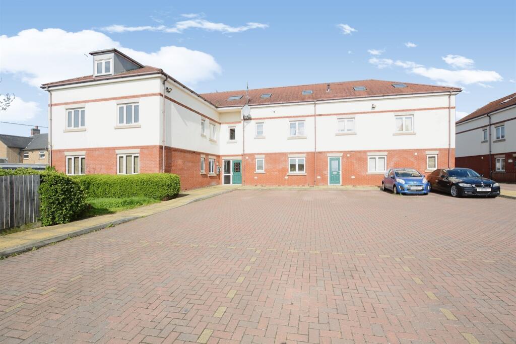 2 bedroom apartment for sale in Northampton Road, Wellingborough, NN8