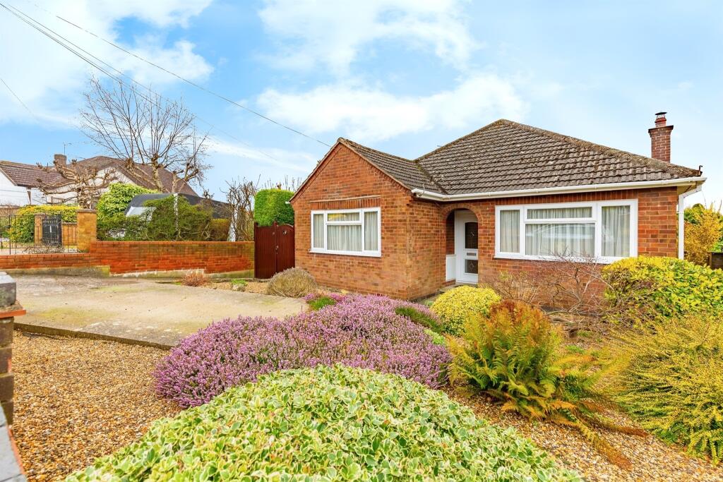3 bedroom detached bungalow for sale in Hall Avenue, Rushden, NN10