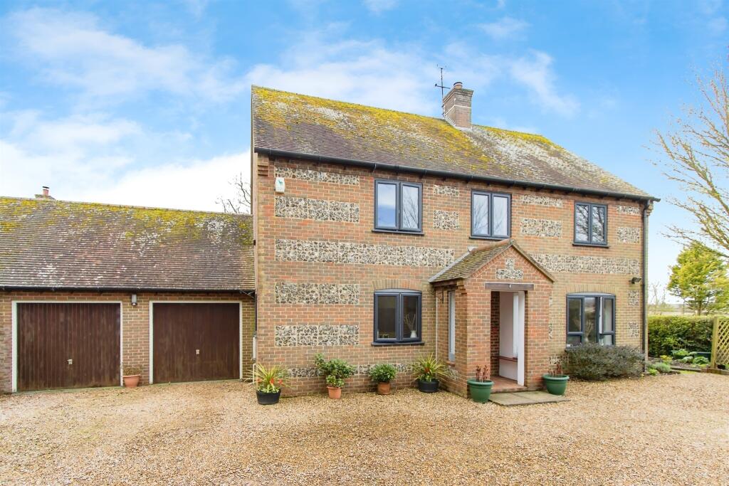 4 bedroom detached house for sale in Wheelwrights Close, Sixpenny