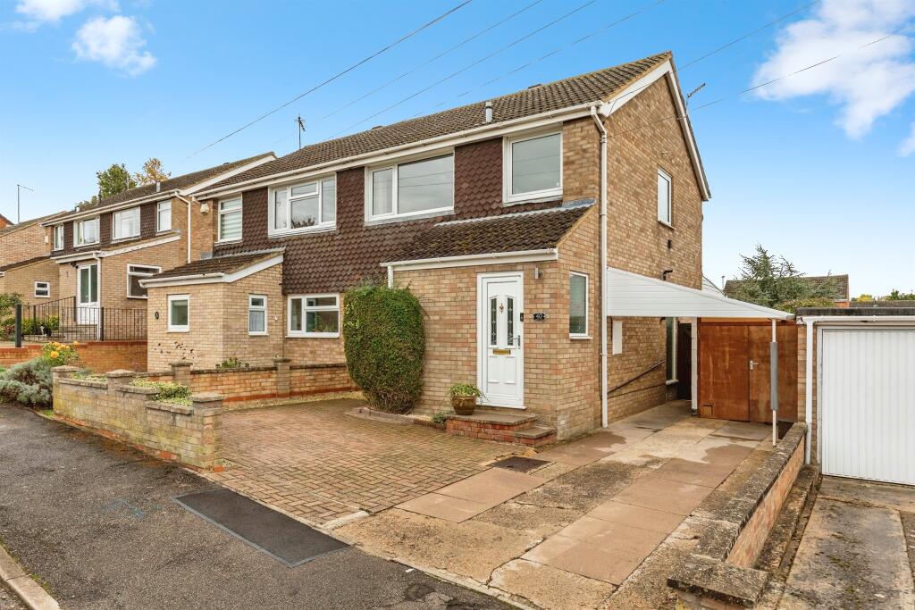 Main image of property: Oakleas Rise, Thrapston, Kettering