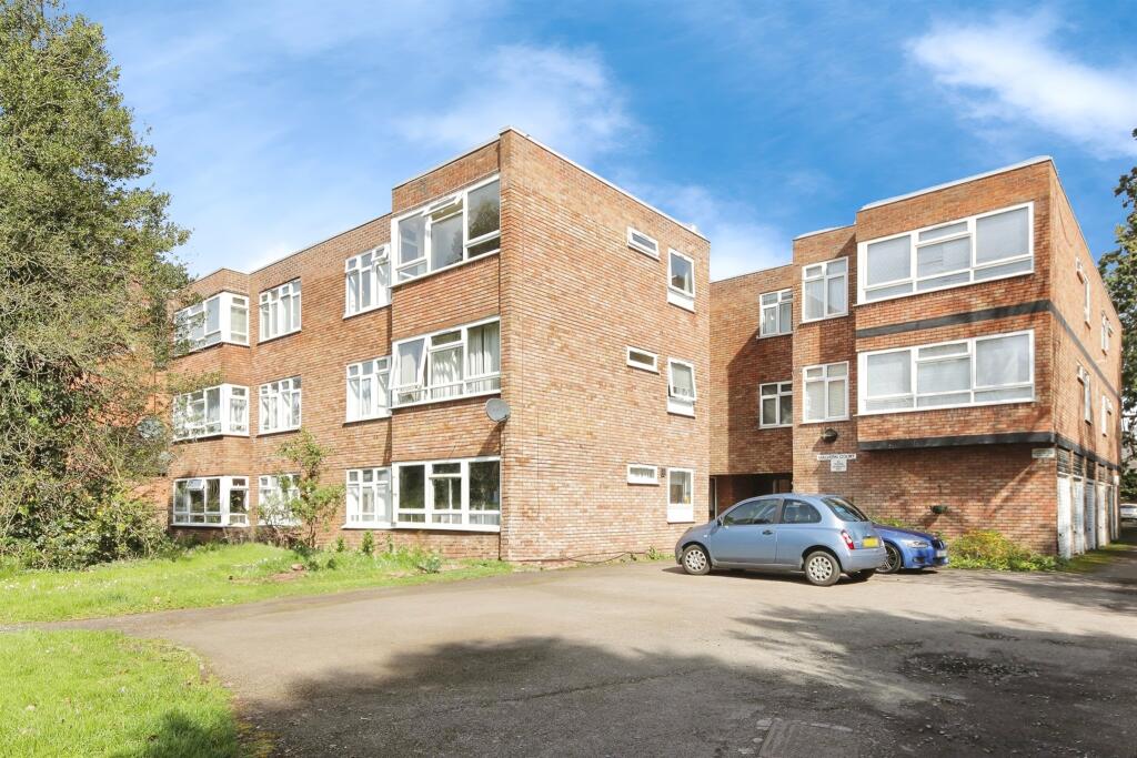 2 bedroom flat for sale in Guys Cliffe Avenue, Leamington Spa, CV32