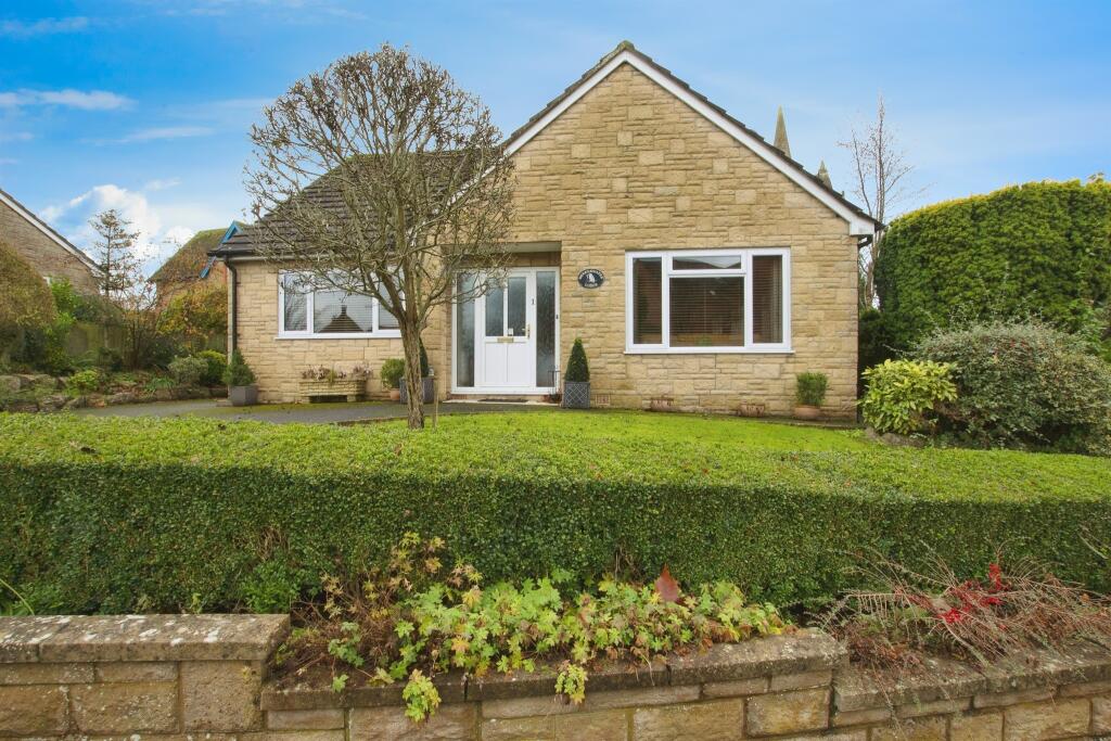 3 bedroom bungalow for sale in Barnaby Mead, Gillingham, SP8