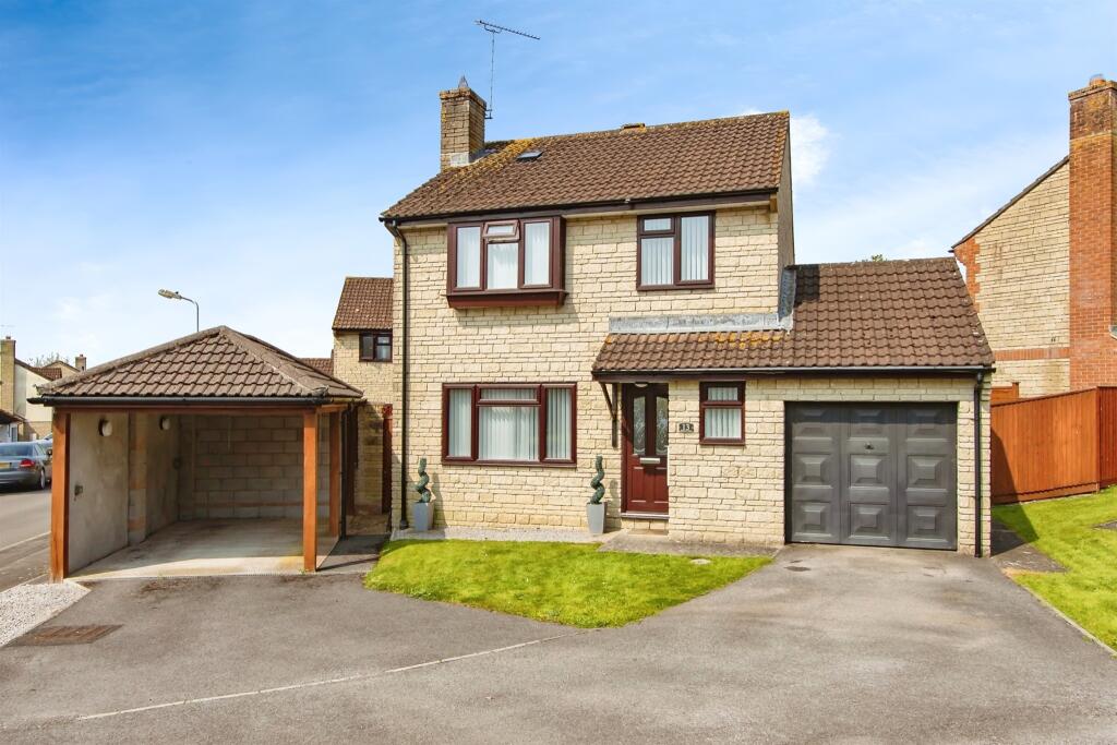 3 bedroom detached house for sale in Blackmore Chase, Wincanton, BA9