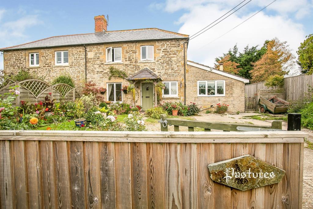 5 bedroom semidetached house for sale in Woodville, Stour Provost