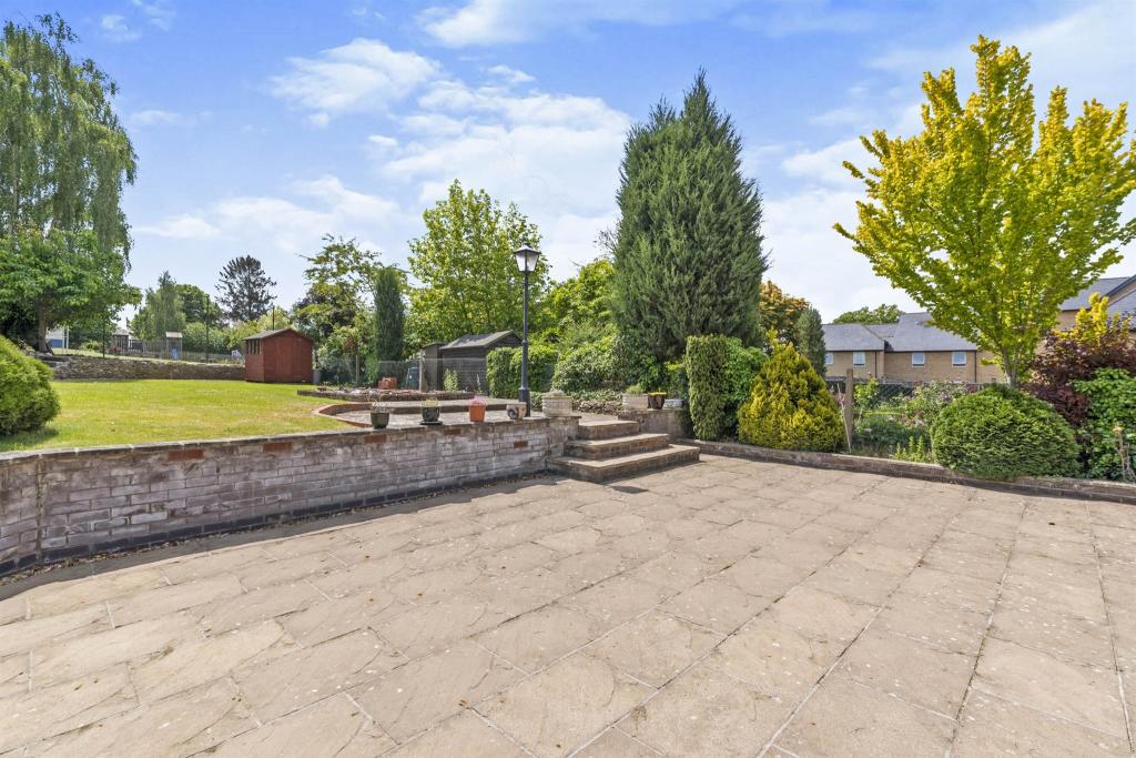 6 bedroom detached house for sale in St. Catherines Road, Grantham, NG31