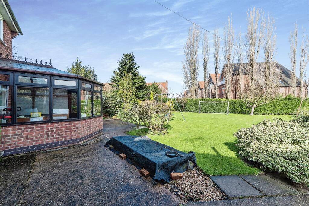 4 bedroom detached house for sale in Meadows Close, Long Bennington, Newark, NG23