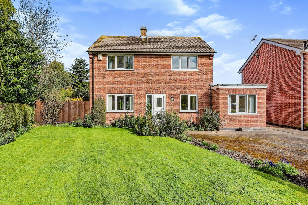 4 bedroom detached house for sale in Meadows Close, Long Bennington, Newark, NG23