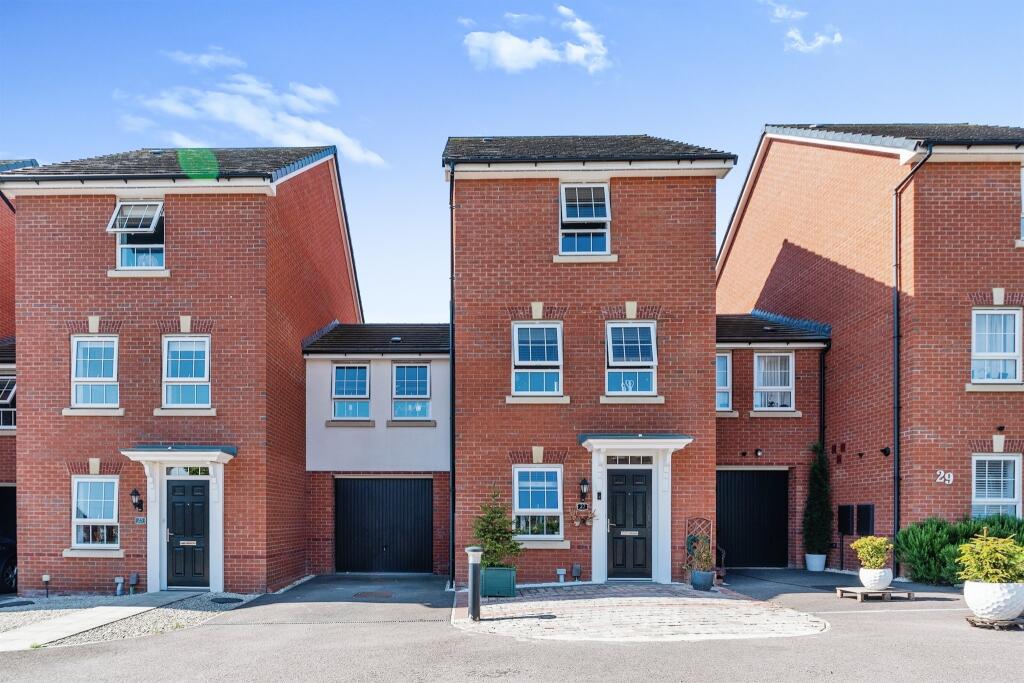 4 bedroom town house for sale in Penrhyn Way, Grantham, NG31