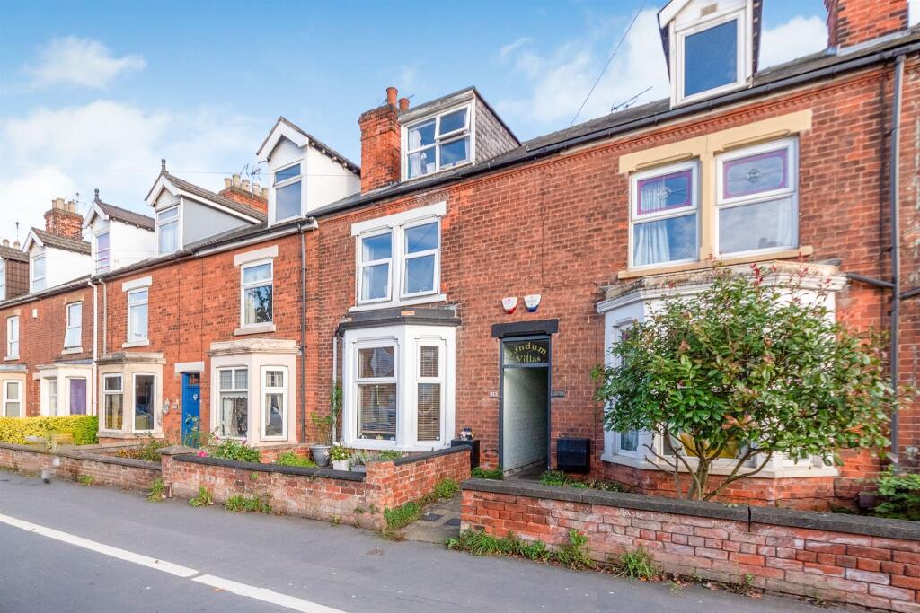 3 bedroom terraced house for sale in Harlaxton Road, Grantham, NG31