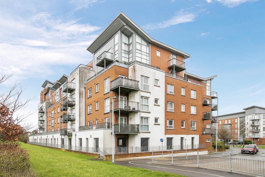 2 bedroom flat for sale in Avenel Way, Poole, BH15