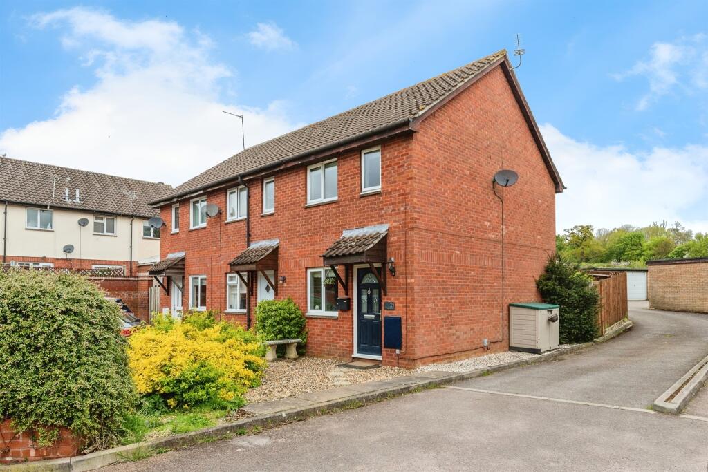 2 bedroom end of terrace house for sale in The Paddocks, Codicote